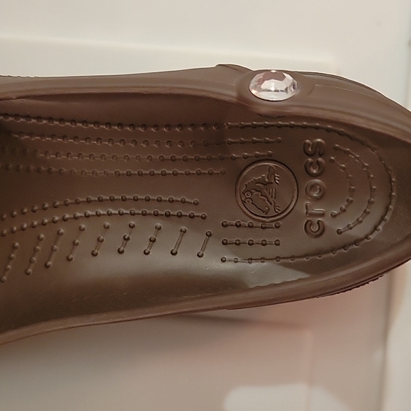 Brown dress Crocs with gemstone detail women's size 9 never worn - Picture 6 of 12
